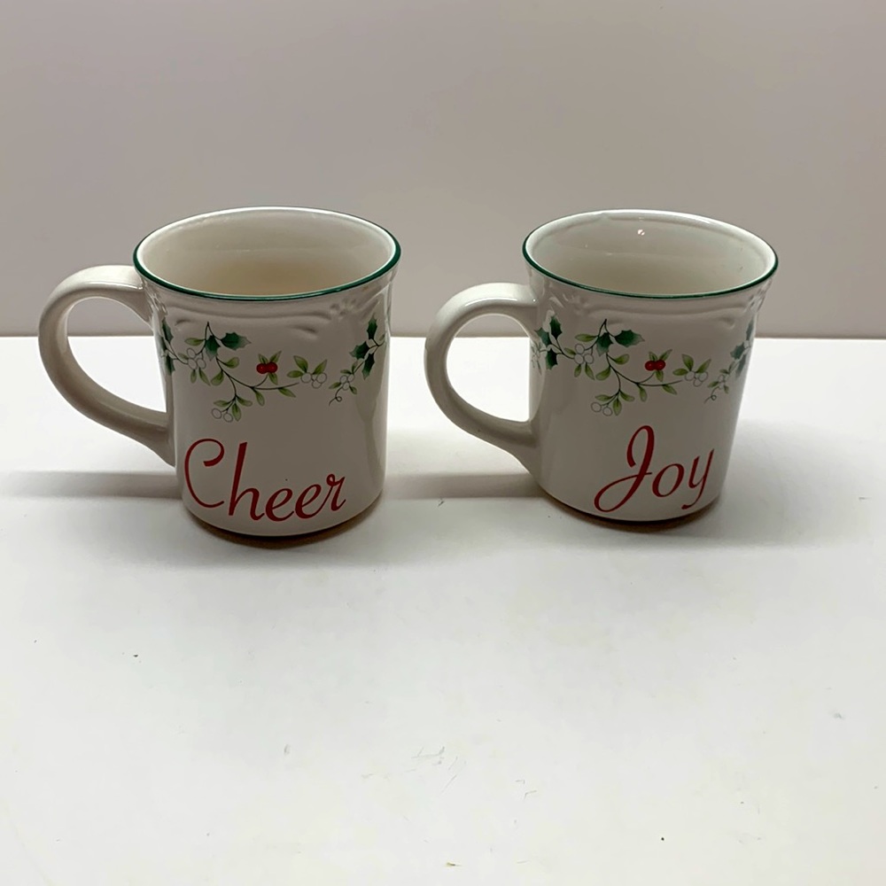 Pfaltzgraff Winterberry set 2 Joy Cheer coffee cups mugs earthenware
